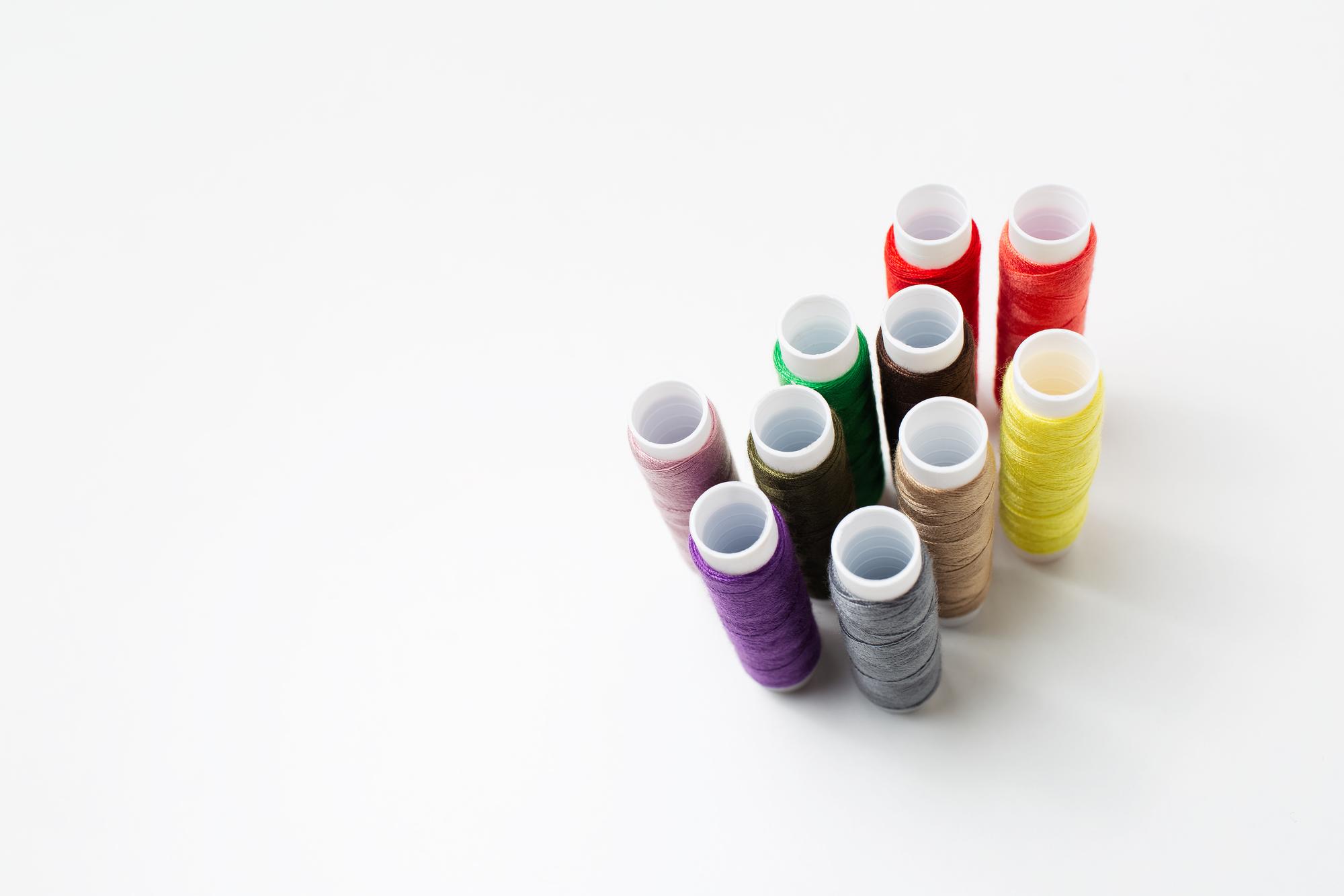 Macchina da ricamo con tela colorata in primo piano